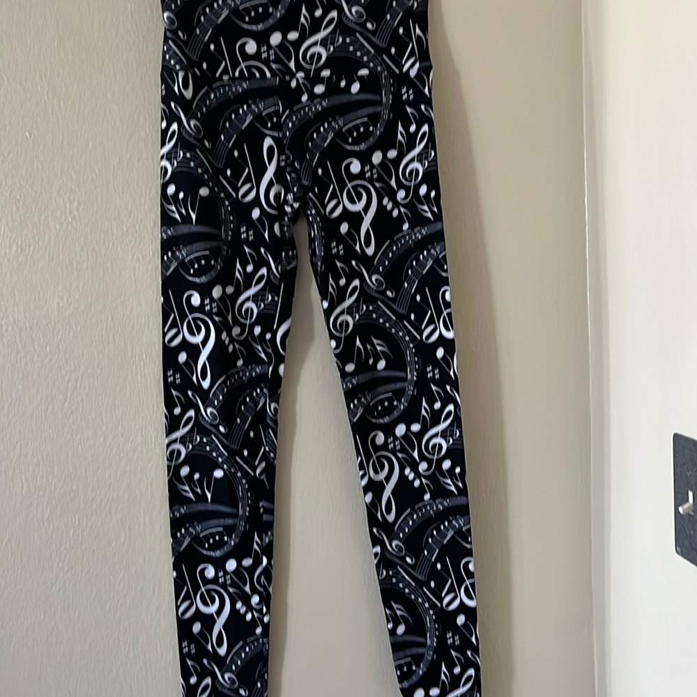 Woman’s leggings one size 4-6